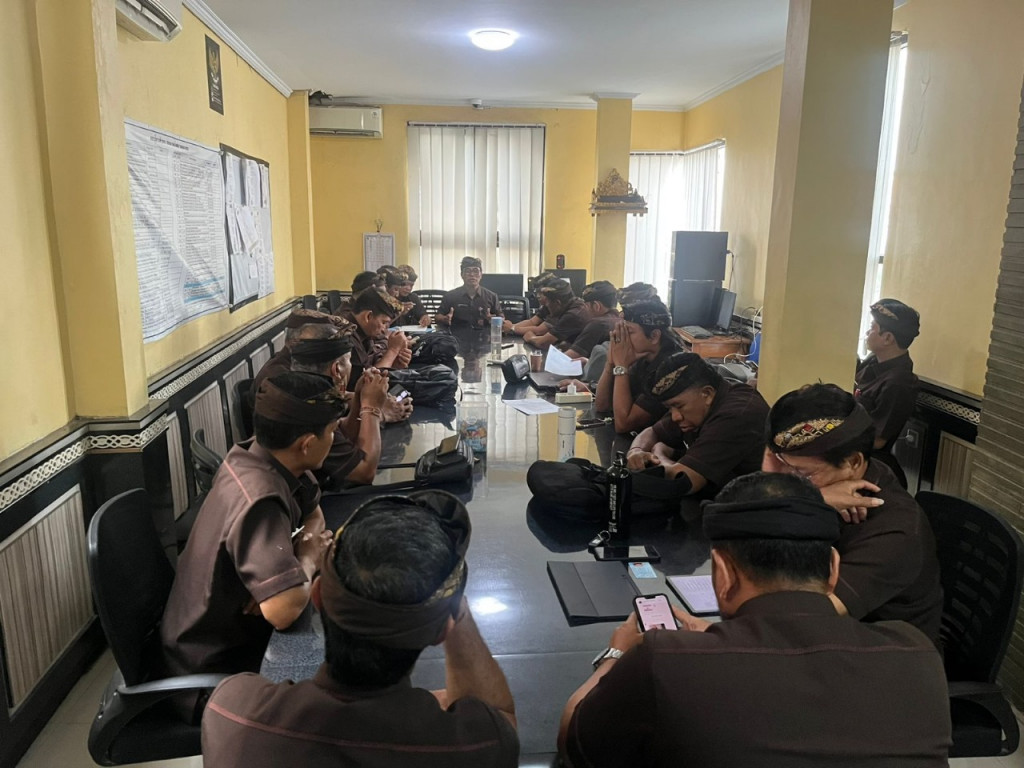 Kegiatan Rapat Koordinasi Program Bimbingan Belajar Bahasa Inggris Untuk Masyarakat di Desa Dalung